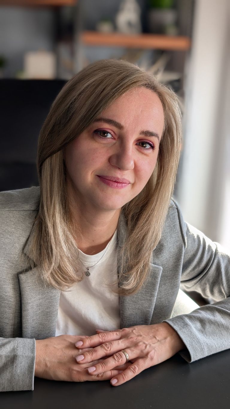 Delia Cicos, specialist pentru credite si asigurari